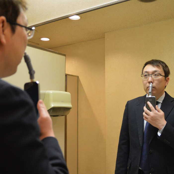 飞卢手机版，日本 Thanko 推出一款搭载智能手机的鼻毛修剪器