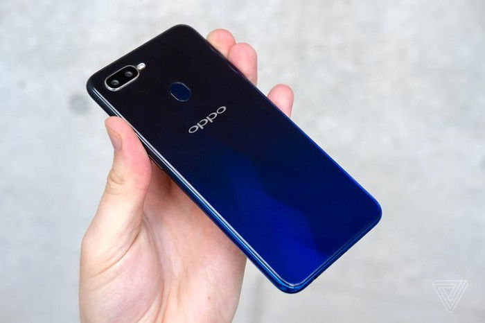 小米折叠屏手机，外媒评 OPPO F9：屏上开孔自然 比 Essential Phone 更漂亮