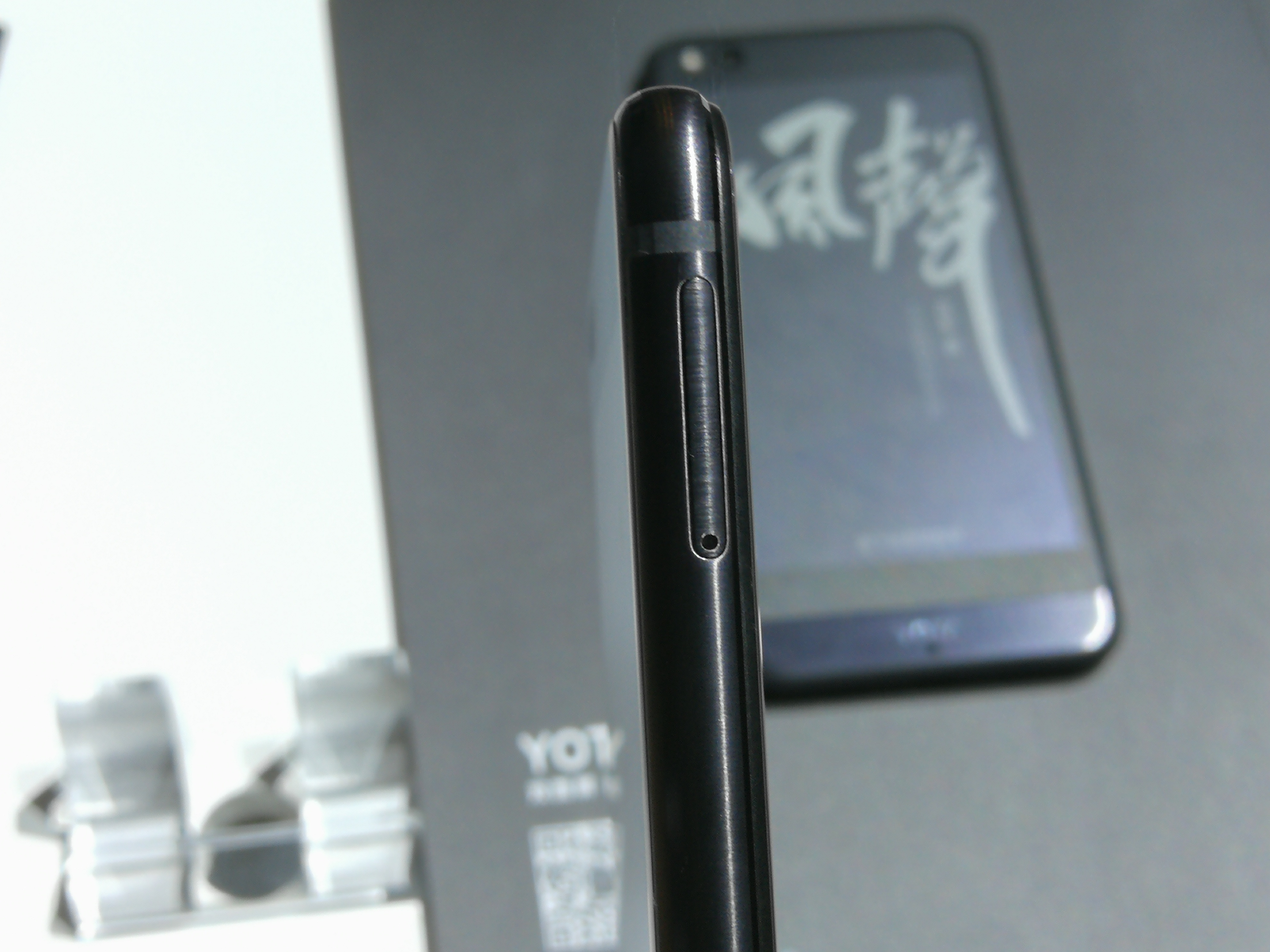 大显手机大全，普京视为国礼的墨水屏手机升级 YOTA3 公布最高 4299