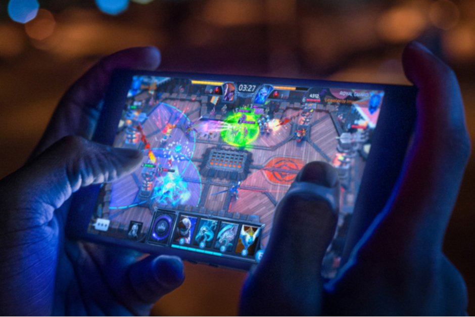 翻盖智能手机，雷蛇 Razer Phone 2 公布新更新：增加了相机和音频改善