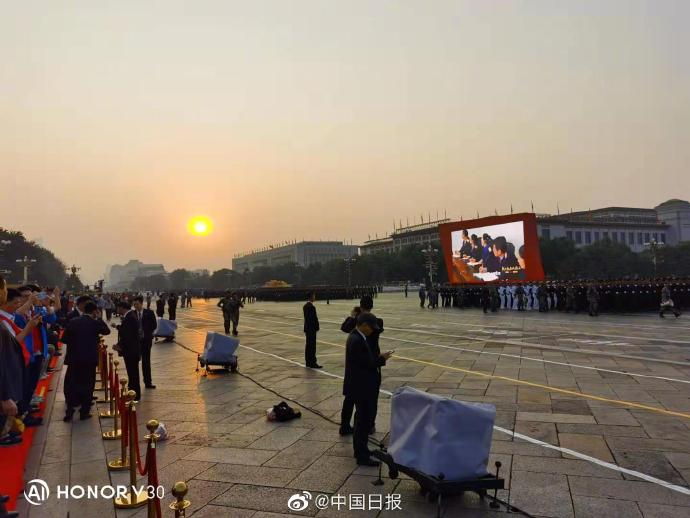 摩托手机，官网媒体曝光荣耀 V30 摄影样张：展现国庆大阅兵现场