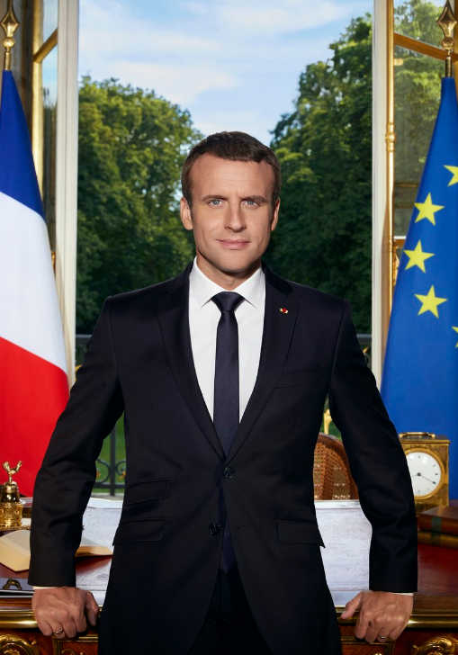 手机首次充电时间，法国总统的官方照片当中有两台智能手机
