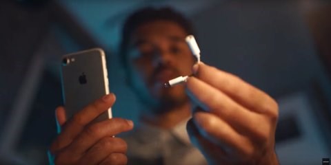 小飞侠手机，三星已 “悄悄” 删除冷笑 iPhone 作废耳机孔的宣传片