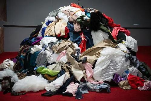 旧衣服回收怎么赚钱（目前回收多少钱一吨）