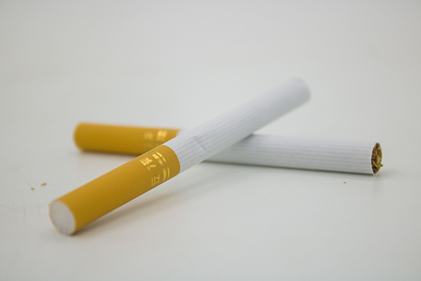 电子烟和香烟哪个危害大（对健康的危害真的比卷烟小吗）